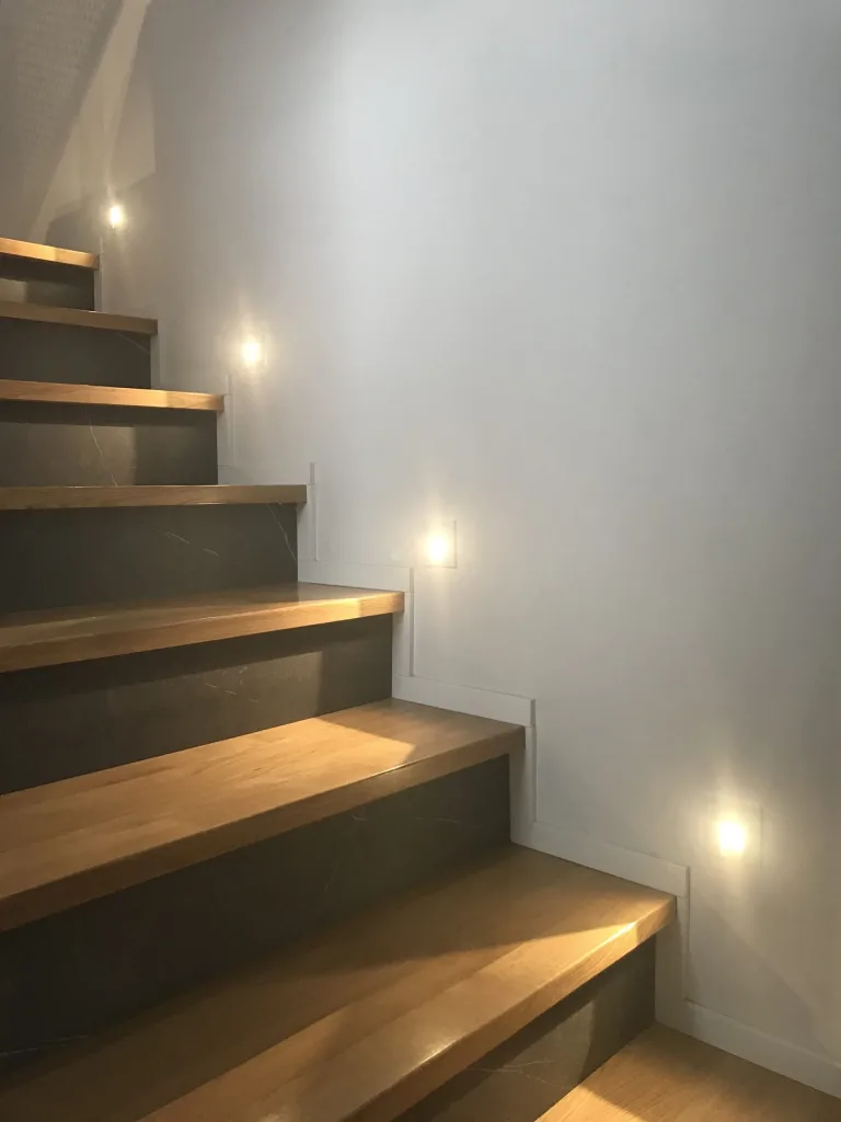 Nowoczesne schody w domu jednorodzinnym – oświetlenie Mistic Lighting, zdjęcie 11