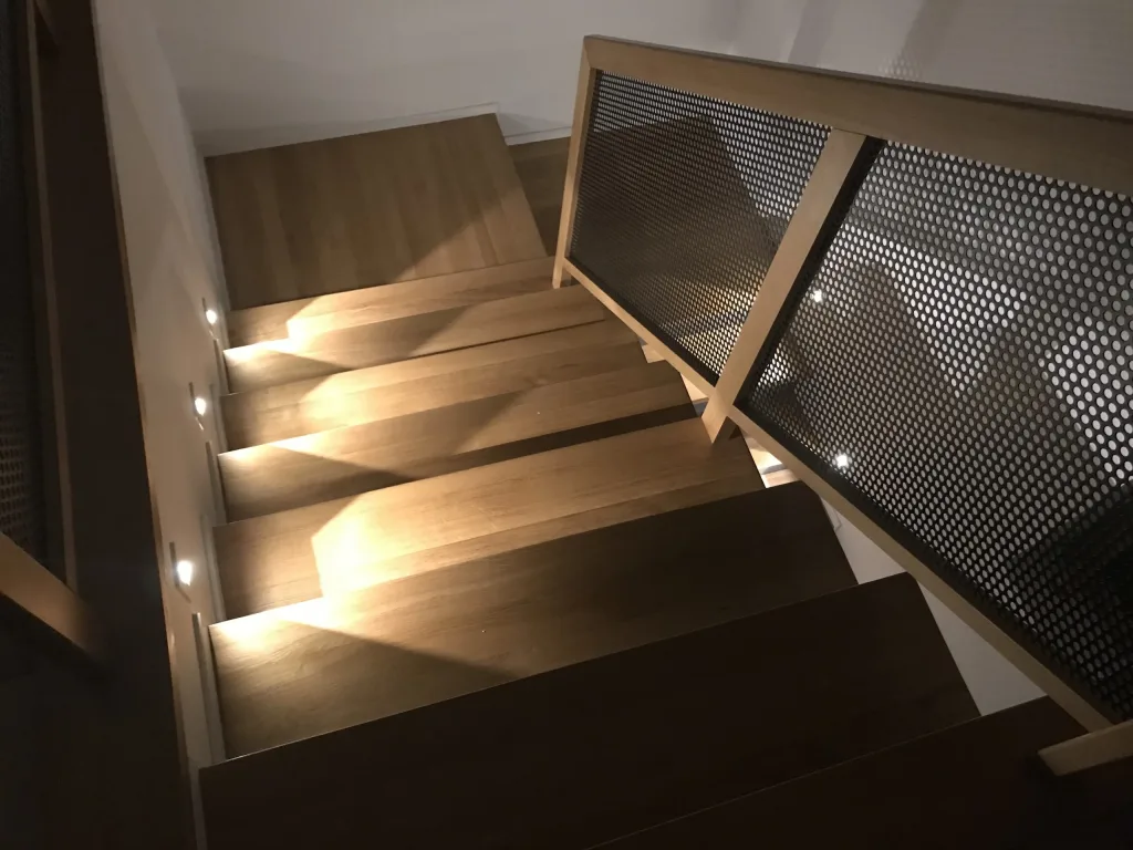 Nowoczesne schody w domu jednorodzinnym – oświetlenie Mistic Lighting, zdjęcie 12