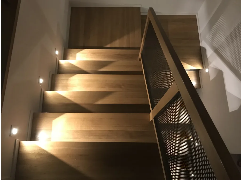 Nowoczesne schody w domu jednorodzinnym – oświetlenie Mistic Lighting, zdjęcie 13