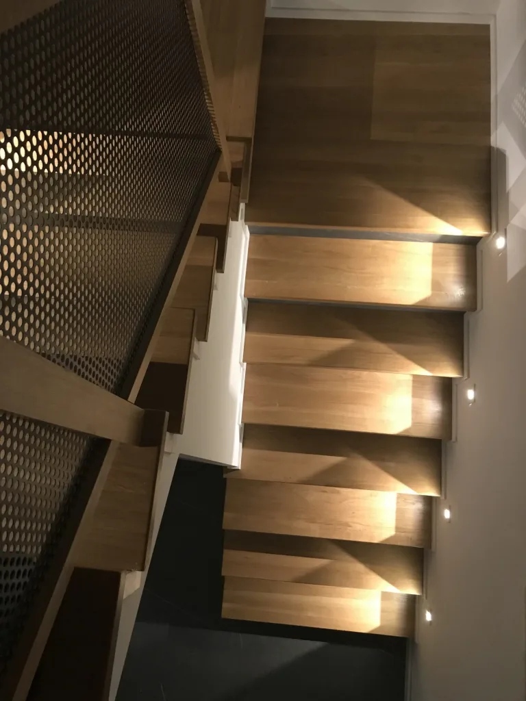 Nowoczesne schody w domu jednorodzinnym – oświetlenie Mistic Lighting, zdjęcie 2