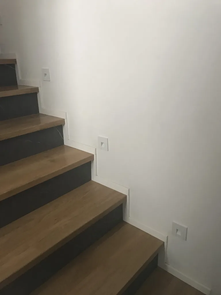 Nowoczesne schody w domu jednorodzinnym – oświetlenie Mistic Lighting, zdjęcie 3