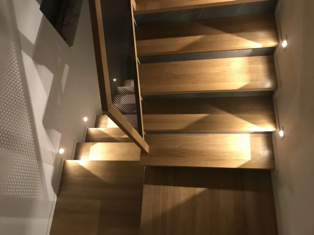Nowoczesne schody w domu jednorodzinnym – oświetlenie Mistic Lighting, zdjęcie 4
