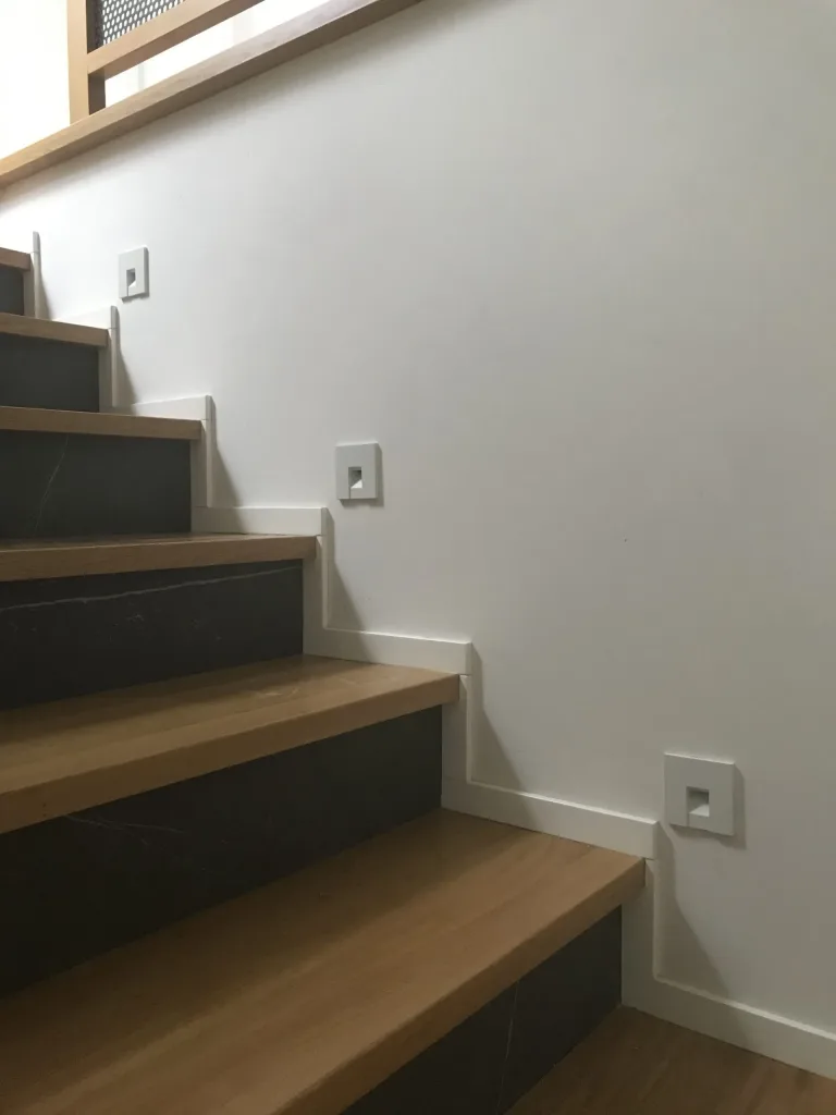 Nowoczesne schody w domu jednorodzinnym – oświetlenie Mistic Lighting, zdjęcie 6