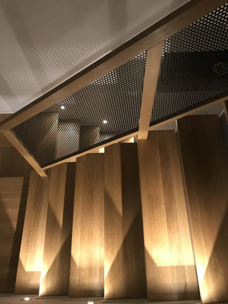 Nowoczesne schody w domu jednorodzinnym – oświetlenie Mistic Lighting, zdjęcie 8
