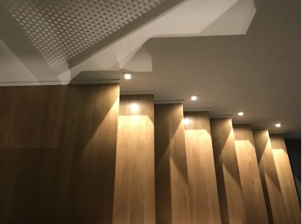 Nowoczesne schody w domu jednorodzinnym – oświetlenie Mistic Lighting, zdjęcie 9