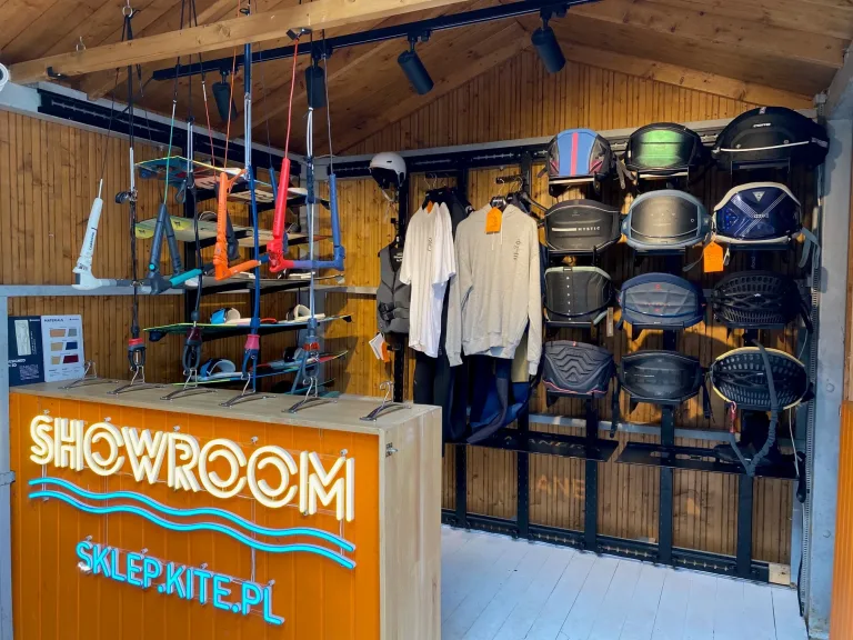SHOWROOM Kite.pl w bazie na kempingu Chałupy 6 – oprawy Mistic MOB