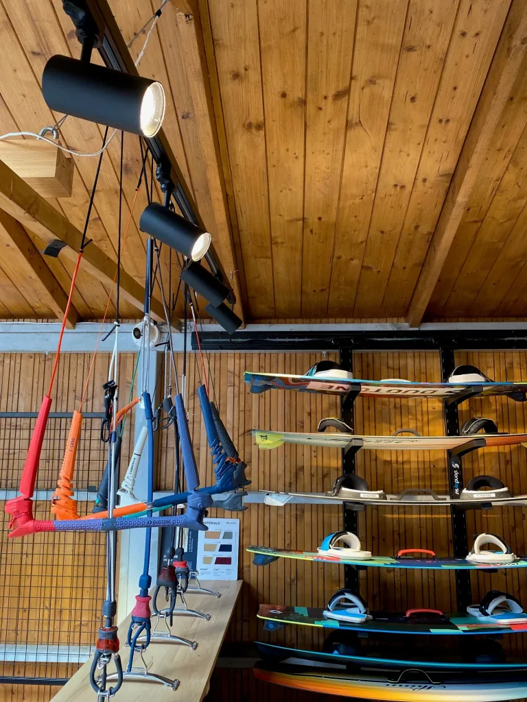 SHOWROOM Kite.pl w bazie na kempingu Chałupy 6 – oświetlenie Mistic Lighting, zdjęcie 2