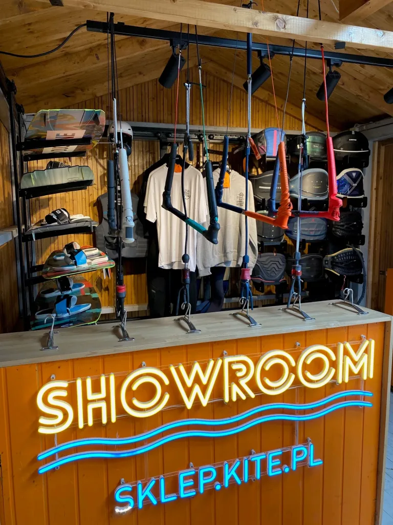 SHOWROOM Kite.pl w bazie na kempingu Chałupy 6 – oświetlenie Mistic Lighting, zdjęcie 4